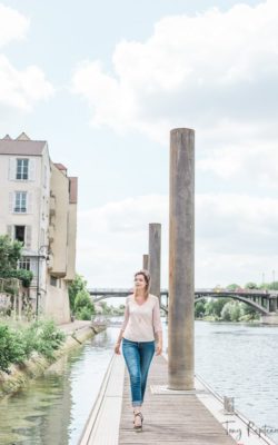 Photo d'une belle femme qui marche lel ong du canal de l'Ourcq